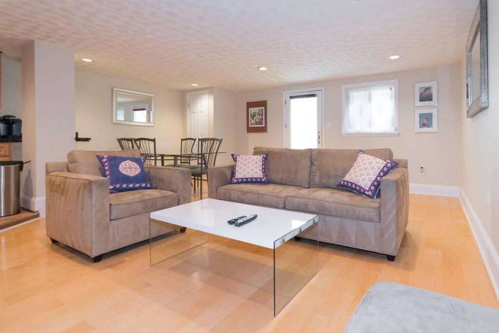 Cathedral Charmer-- 2 Bedroom Basement, With Garden Access Apartment Washington